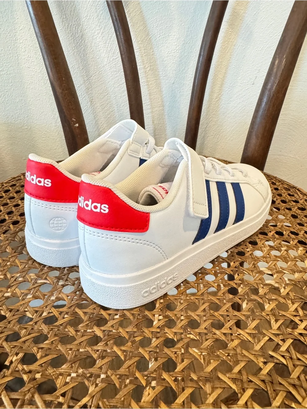 NWOB Adidas Grand Court 2.0 White Blue Red Gender Neutral Youth 2.5